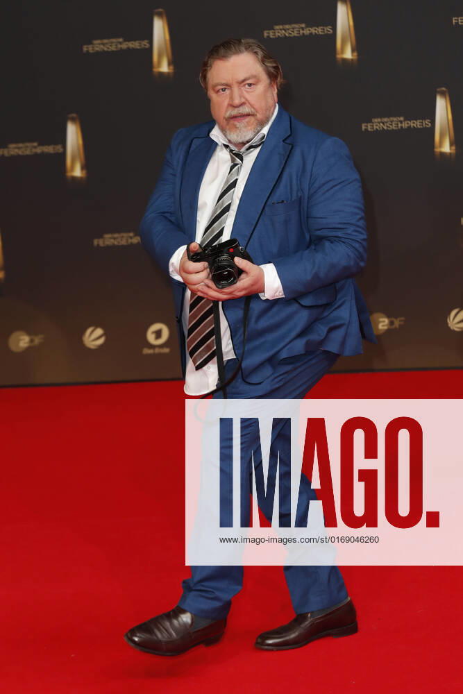 The German Television Award 2021 Armin Rohde with his Leica on the red carpet at the award ceremony The German Television Award The TV Highlights of the Year on September 14 at the MMC Studios Cologne