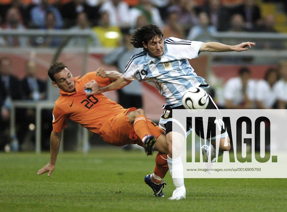 MESSI Lionel Team_AR und SNEIJDER Wesley Fussballweltmeisterschaften 2006 in Deutschland HOLLAND_ARGENTINIEN 0: 0 in Frankfurt Spiel NR_37 Fussball Aktion