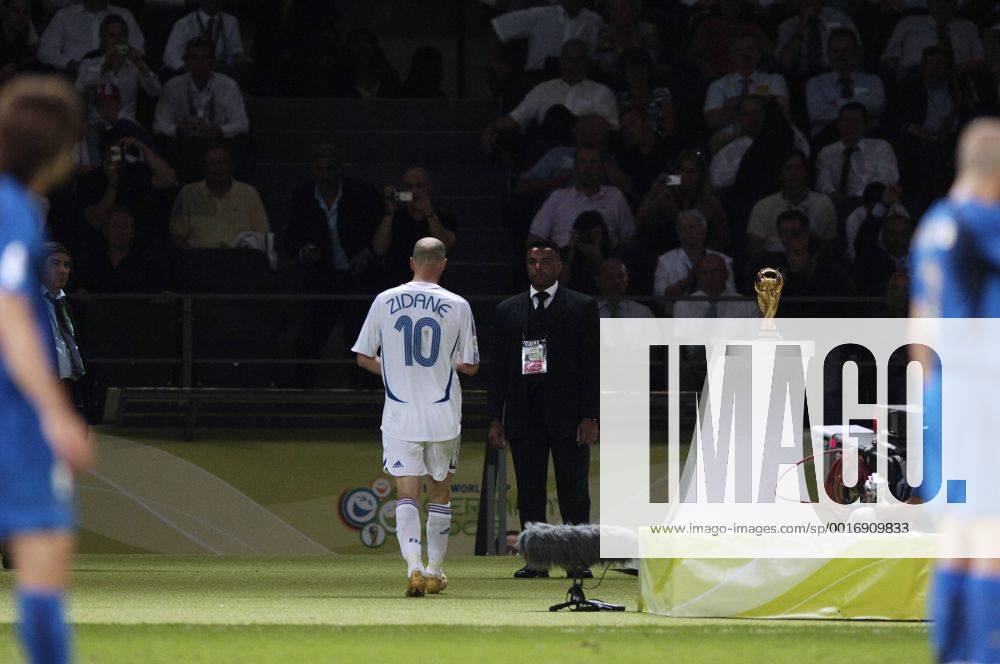 ZIDANE Zinedine Team_Frankreich verlaesst den Platz nach seinem Platzverweis wegen Kopfstosses gegen seinen Gegenspieler MATERAZZI Marco FIFA_Fussball Weltmeisterschaften 2006 in Deutschland Fussball Finale Italien-Frankreich im Berliner Olympiastadion