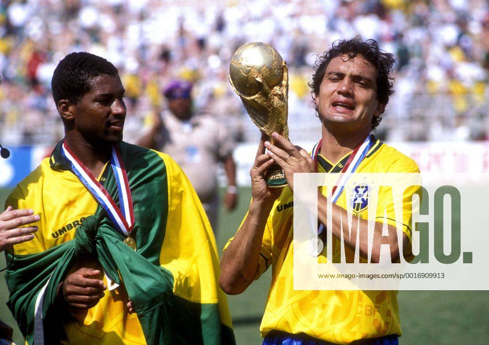 BRANCO Team_Brazil Weltmeister mit Worldcup FIFA Fussball Weltmeisterschaften 1994 in USA FINALE ITALIEN_BRASILIEN in Los Angeles Fussball Finale Jubel WM_Pokal