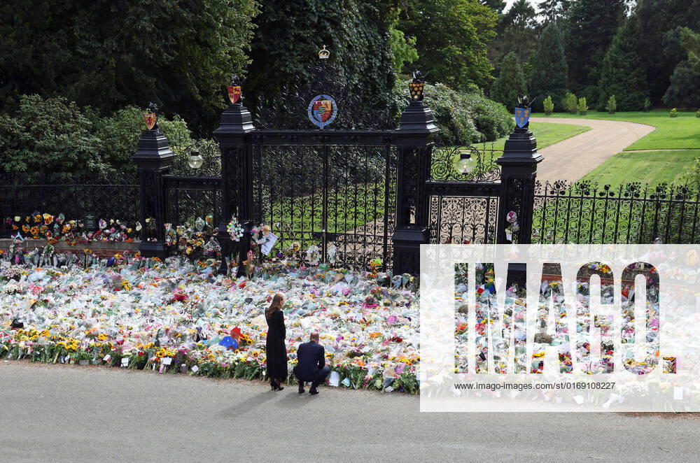 Prince William The Prince of Wales, and Catherine The Princess of Wales, look at the floral tributes left at The Norwich Gates, Sandringham, Norfolk, UK, on September 15, 2022. The country is still officially mourning Queen Elizabeth II, who has been succeeded by King Charles III. Queen Elizabeth II died on September 8, 2022, whilst staying at Balmoral Castle in Scotland.
