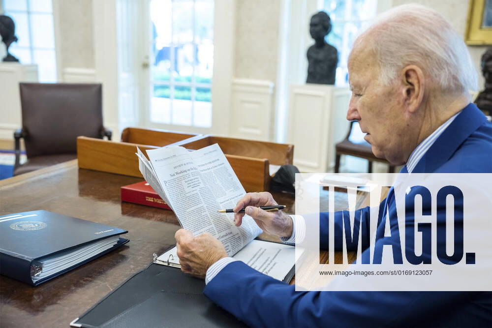 U.S President Joe Biden, reads an editorial commentary in the Wall Street Journal on the railroad labor issues at the Oval Office of the White House, September 15, 2022 in Washington, D.C. After last minute intervention Biden helped avoid a strike by labor unions over work conditions. Washington United States of America - ZUMAp138 20220915_zaa_p138_001