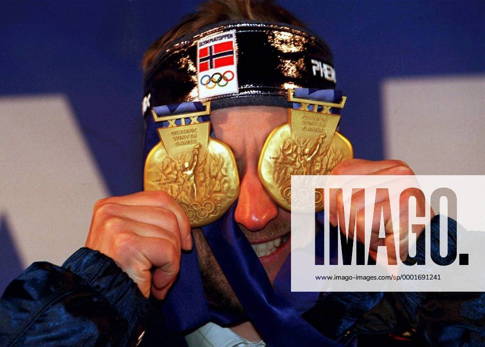 Olympiasieger Kjetil Andre Aamodt (Norwegen) sieht doppelt Gold - Einmal im Super G, einmal in der Abfahrt - Alpiner Skilauf OS Winter Herren Olympische Winterspiele 2002, Olympia, Olympiade, Spiele, Ski Alpin, Skisport, Abfahrt Einzelbild Salt Lake City Utah Freude, Komik,