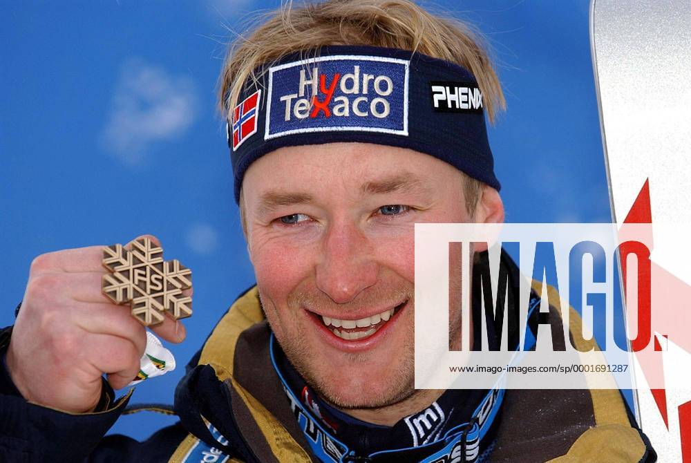 Kjetil Andre Aamodt (Norwegen) präsentiert seine Bronzemedaille - Alpiner Skilauf WM Herren Weltmeisterschaft 2003, Ski Alpin, Skisport, Kombination, Slalom Porträt St. Moritz Freude,