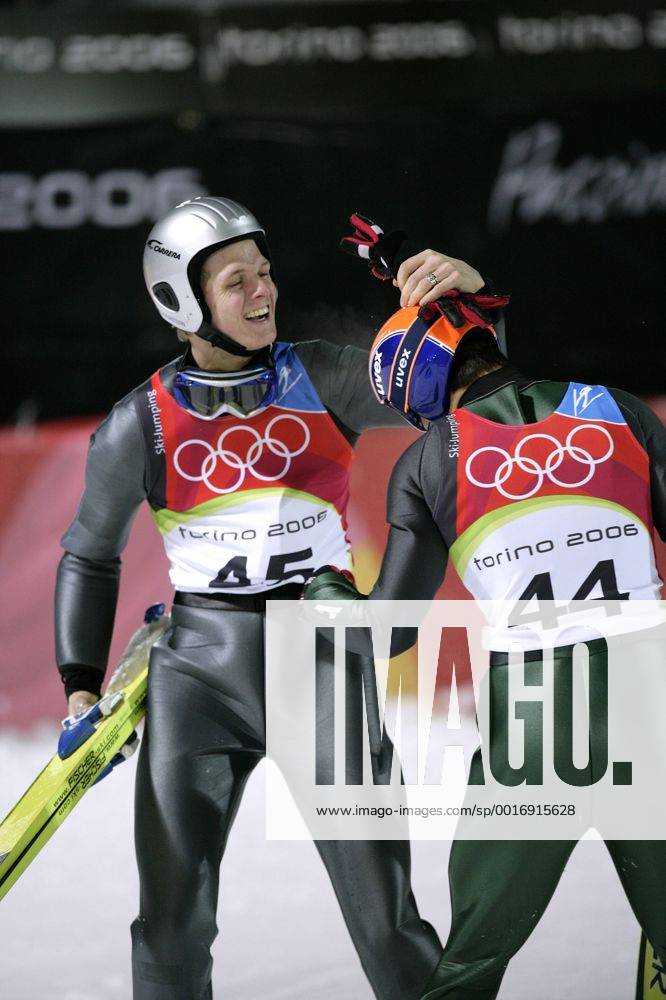 MORGENSTERN Thomas Olympiasieger und der zweitplazierte KOFLER Andreas Skispringen Grosse Schanze in Pragelato Olympische Winterspiele 2006 in Turin Skispringen individual Großschanze Jubel