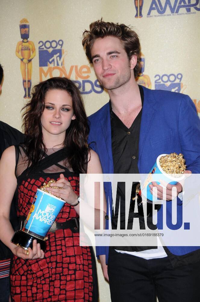 Kristen Stewart and Robert Pattinson in the Press Room at the 2009 MTV Movie Awards. Gibson Amphitheatre, Universal City, CA. 05-31-09 , 11832308.jpg, outsource, people, star, famous, entertainment, popular, fame, event, celebrity, talent,