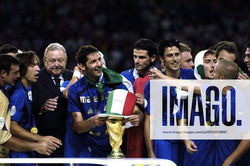 MATERAZZI Marco mit Weltpokal SIEGEEHRUNG_TEAM_ITALIEN_WELTMEISTER FIFA_Fussball Weltmeisterschaften 2006 in Deutschland Fussball Finale Italien-Frankreich im Berliner Olympiastadion