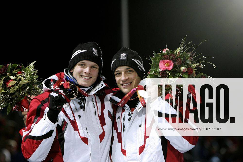 MORGENSTERN Thomas AUT Olympiasieger und KOFLER Andreas AUT 2.Platz Siegeehrung Skispringen Grosse Schanze in Pragelato Olympische Winterspiele 2006 in Turin Skispringen individual Großschanze Jubel