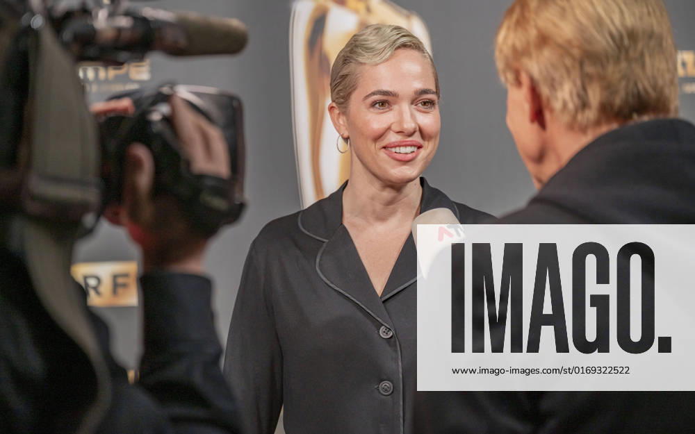 20220916 Kurier Romy-Branchenfest 2022 WIEN, OESTERREICH - 16. SEPTEMBER: Schauspielerin Verena Altenberger bei Ihrer Ankunft am roten Teppich vor dem Kurier Romy-Brachenfest 2022, bei dem im Rahmen einer festlichen Verleihung, die kreativen Talente hinter der Kamera in 15 Kategorien Nomnierten, geehrt werden am 16. September 2022 im Gartenbaukino in Wien, Oesterreich. 220916_SEPA_17_012