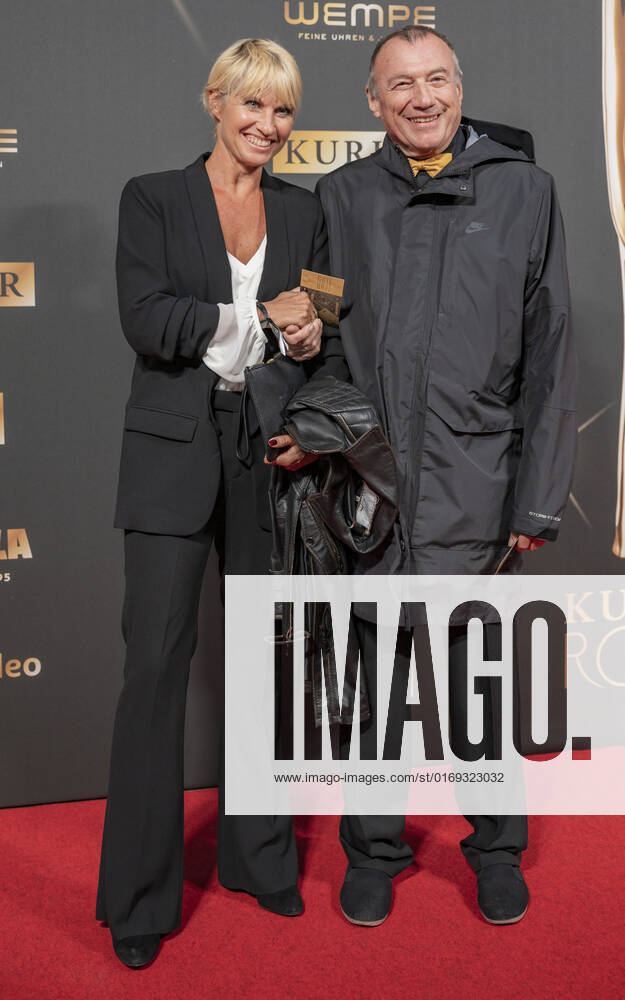 20220916 Kurier Romy-Branchenfest 2022 WIEN, OESTERREICH - 16. SEPTEMBER: Prinzessin Elisabeth Auersperg-Breunner mit Filmkritiker und Romy Erfinder Rudolf John bei der Ankunft am roten Teppich vor dem Kurier Romy-Brachenfest 2022, bei dem im Rahmen einer festlichen Verleihung, die kreativen Talente hinter der Kamera in 15 Kategorien Nomnierten, geehrt werden am 16. September 2022 im Gartenbaukino in Wien, Oesterreich. 220916_SEPA_17_016