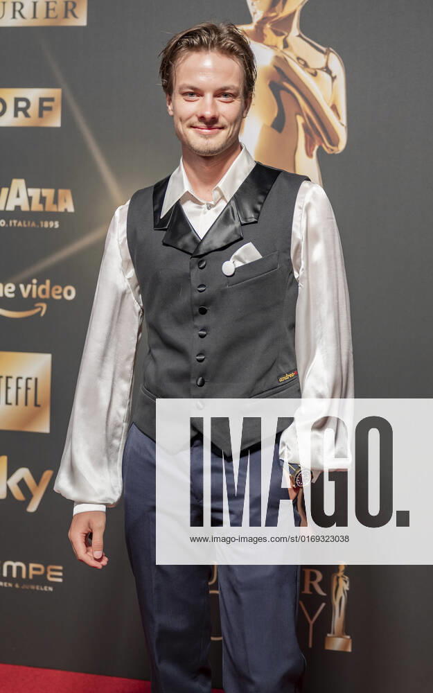 20220916 Kurier Romy-Branchenfest 2022 WIEN, OESTERREICH - 16. SEPTEMBER: Schauspieler und Romy-Preistraeger 2022 Julian Waldner bei seiner Ankunft am roten Teppich vor dem Kurier Romy-Brachenfest 2022, bei dem im Rahmen einer festlichen Verleihung, die kreativen Talente hinter der Kamera in 15 Kategorien Nomnierten, geehrt werden am 16. September 2022 im Gartenbaukino in Wien, Oesterreich. 220916_SEPA_17_018