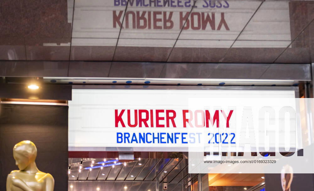 20220916 Kurier Romy-Branchenfest 2022 WIEN, OESTERREICH - 16. SEPTEMBER: TV Moderatorin und Host des Abends Arabella Kiesbauer bei Ihrer Ankunft am roten Teppich vor dem Kurier Romy-Brachenfest 2022, bei dem im Rahmen einer festlichen Verleihung, die kreativen Talente hinter der Kamera in 15 Kategorien Nomnierten, geehrt werden am 16. September 2022 im Gartenbaukino in Wien, Oesterreich. 220916_SEPA_17_001