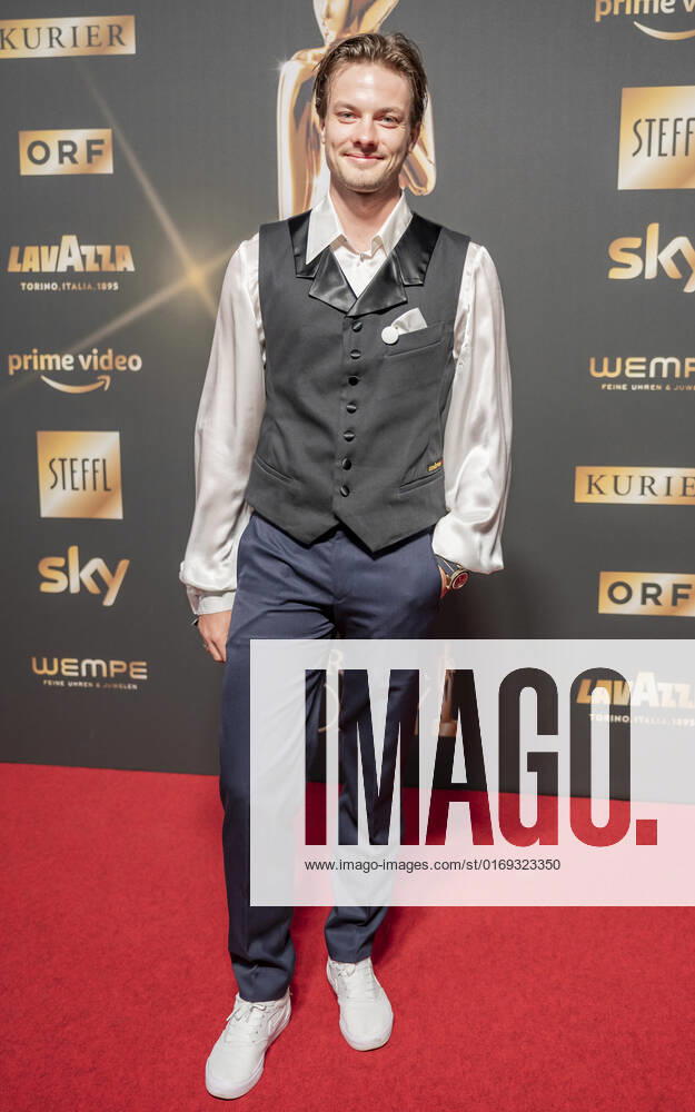 20220916 Kurier Romy-Branchenfest 2022 WIEN, OESTERREICH - 16. SEPTEMBER: Schauspieler und Romy-Preistraeger 2022 Julian Waldner bei seiner Ankunft am roten Teppich vor dem Kurier Romy-Brachenfest 2022, bei dem im Rahmen einer festlichen Verleihung, die kreativen Talente hinter der Kamera in 15 Kategorien Nomnierten, geehrt werden am 16. September 2022 im Gartenbaukino in Wien, Oesterreich. 220916_SEPA_17_017
