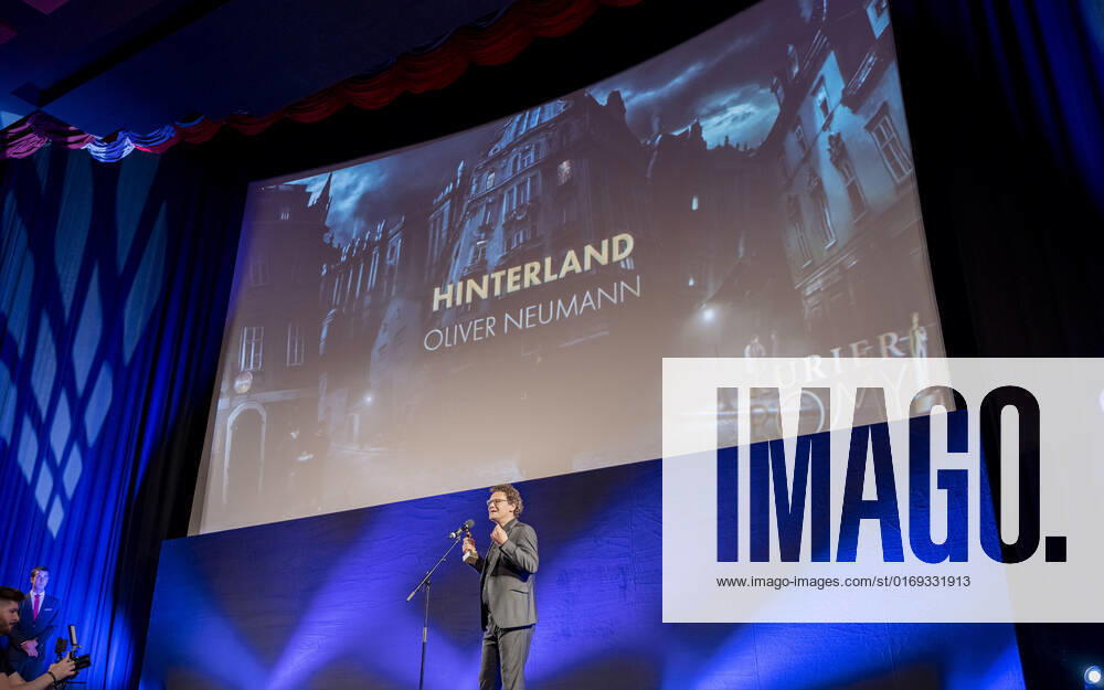 20220916 Kurier Romy-Branchenfest 2022 WIEN, OESTERREICH - 16. SEPTEMBER: Produzent Oliver Neumann Preistraeger fuer den Besten Schnitt Kino (Hinterland) waehrend der Dankrede bei dem Kurier Romy-Brachenfest 2022, bei dem im Rahmen einer festlichen Verleihung, die kreativen Talente hinter der Kamera in 15 Kategorien Nomnierten, geehrt werden am 16. September 2022 im Gartenbaukino in Wien, Oesterreich. 220916_SEPA_17_021