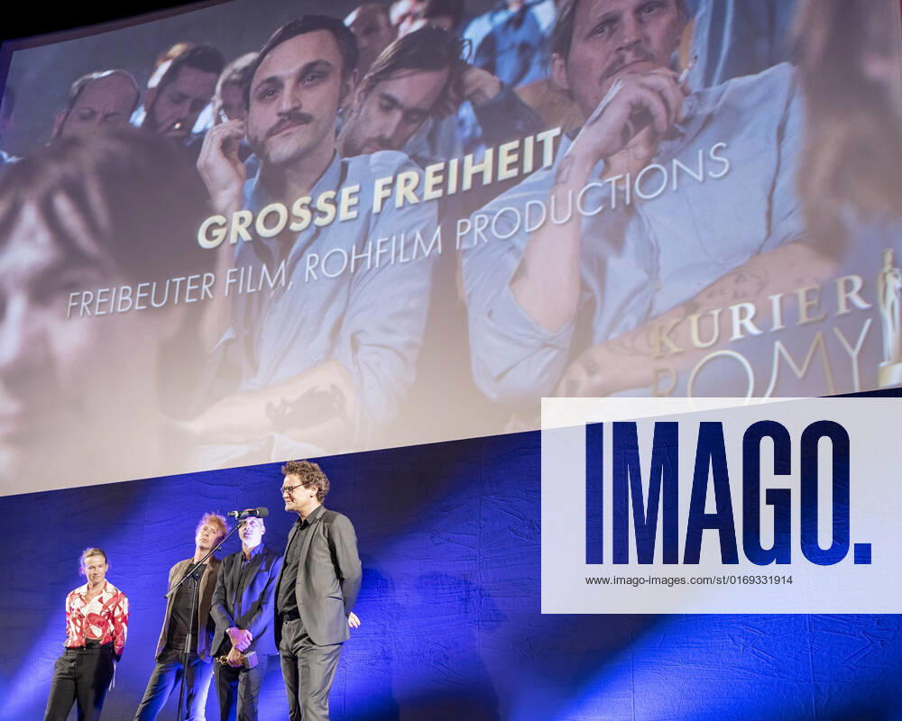 20220916 Kurier Romy-Branchenfest 2022 IEN, OESTERREICH - 16. SEPTEMBER: Preistraeger (Freibeuter Film Rohfilm Productions) fuer die beste Produktion (Große Freiheit) waehrend der Dankrede bei dem Kurier Romy-Brachenfest 2022, bei dem im Rahmen einer festlichen Verleihung, die kreativen Talente hinter der Kamera in 15 Kategorien Nomnierten, geehrt werden am 16. September 2022 im Gartenbaukino in Wien, Oesterreich. 220916_SEPA_17_023
