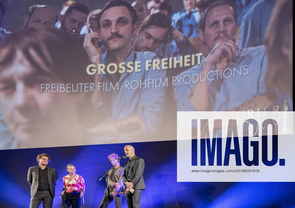 20220916 Kurier Romy-Branchenfest 2022 IEN, OESTERREICH - 16. SEPTEMBER: Preistraeger (Freibeuter Film Rohfilm Productions) fuer die beste Produktion (Große Freiheit) waehrend der Dankrede bei dem Kurier Romy-Brachenfest 2022, bei dem im Rahmen einer festlichen Verleihung, die kreativen Talente hinter der Kamera in 15 Kategorien Nomnierten, geehrt werden am 16. September 2022 im Gartenbaukino in Wien, Oesterreich. 220916_SEPA_17_024