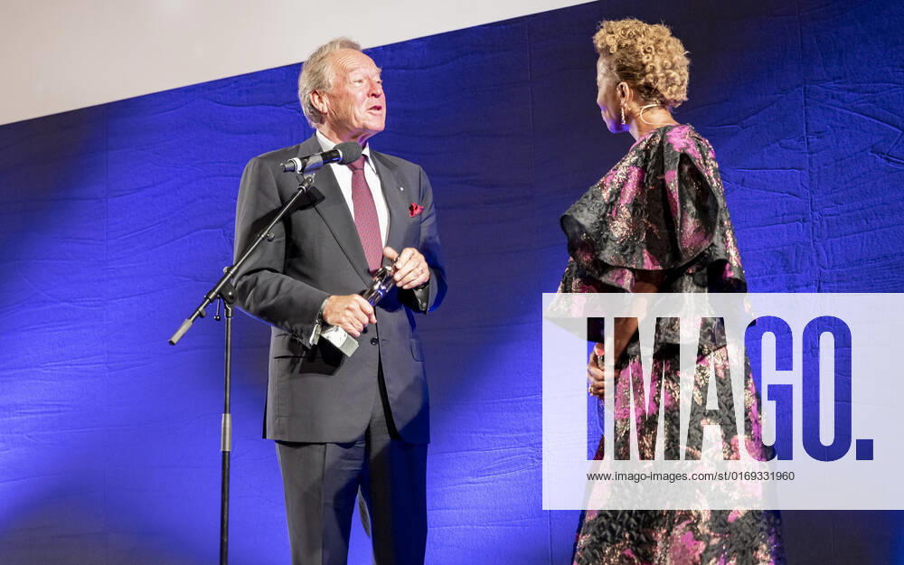 20220916 Kurier Romy-Branchenfest 2022 WIEN, OESTERREICH - 16. SEPTEMBER: Produzent Herbert Kloiber, Preistraeger der Platin Romy 2022 fuer sein Lebenswerk mit TV Moderatorin und Host des Abends Arabella Kiesbauer bei dem Kurier Romy-Brachenfest 2022, bei dem im Rahmen einer festlichen Verleihung, die kreativen Talente hinter der Kamera in 15 Kategorien Nomnierten, geehrt werden am 16. September 2022 im Gartenbaukino in Wien, Oesterreich. 220916_SEPA_17_026