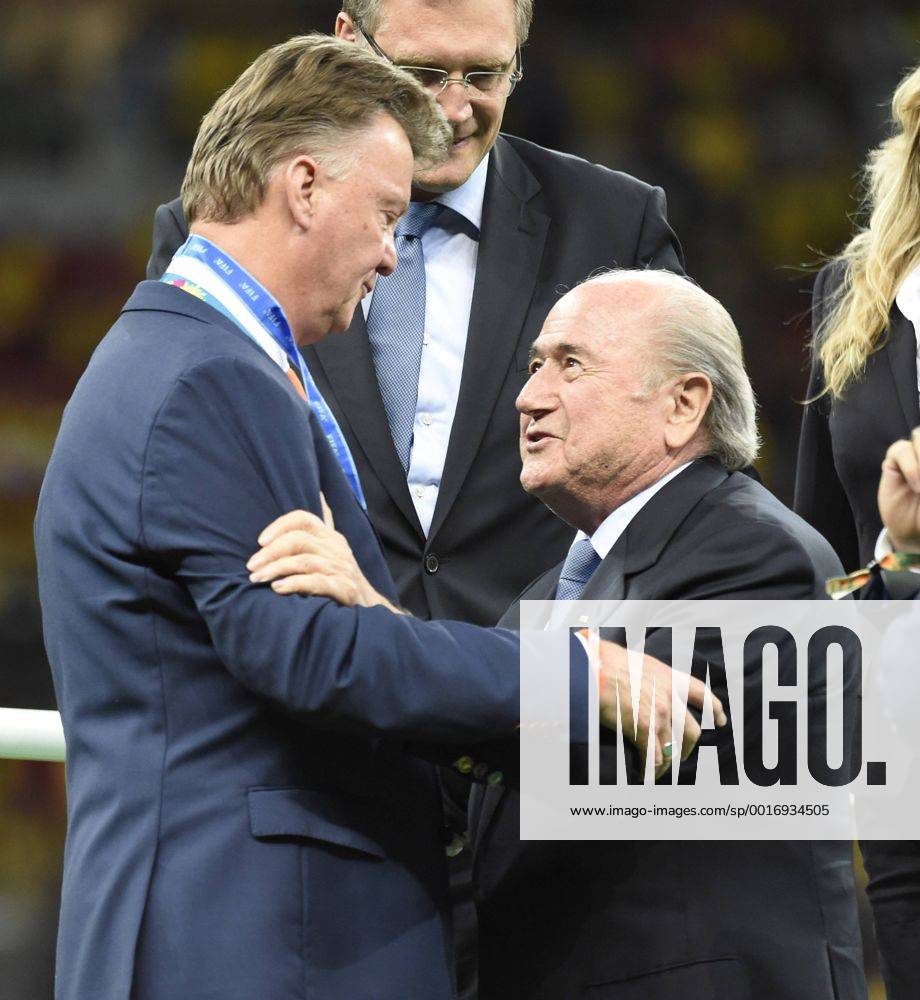 (140712) -- BRASILIA, July 12, 2014 (Xinhua) -- Netherlands coach Louis Van Gaal (L) talks with FIFA President Sepp Blatter (R) during the medal ceremony after the third place play-off match of 2014 FIFA World Cup at the Estadio Nacional Stadium in Brasilia, Brazil, on July 12, 2014.(Xinhua Yang Lei)(rh) (SP) BRASILIA-WORLD CUP 2014-THIRD PLACE
