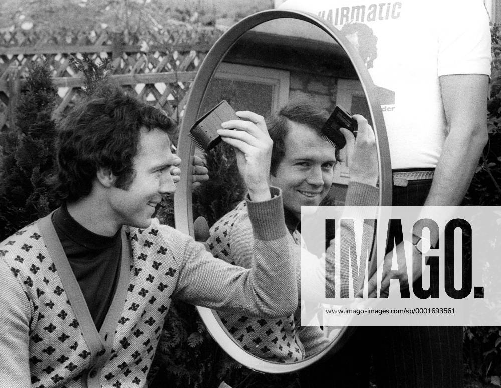 Anfänge des Marketing - Franz Beckenbauer (Bayern) posiert beim Shooting für die Haarschneidemaschine Hairmatic Fußball 1. BL Herren Saison 1976 1977, FC Bayern München, Vorstellung, Präsentation, Pressetermin Einzelbild Fotoshooting, Fototermin, Kleidung, Outfit, privat München