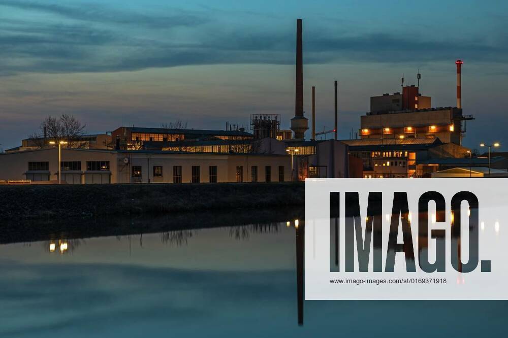 IMAGO Creative: Business, Inflation und Lieferketten Chemical industry at Lech canal near Augsburg, Germany at night, , , 20.04.2022,