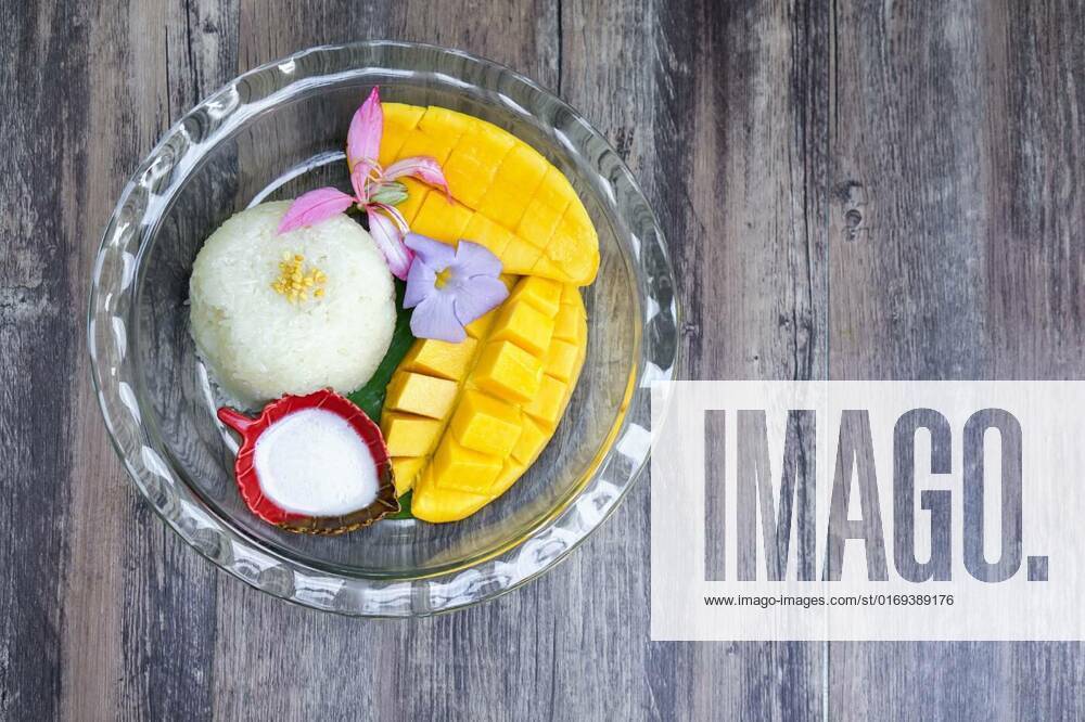 Sweet Barracuda Mango served on banana leaves with sticky rice and coconut milk decorated with tropical flower. Top View, Sweet Barracuda Mango served on banana leaves with sticky rice and coconut milk decorated with tropical flower. Top View, Sweet Barracuda Mango served on banana leaves with sticky rice and coconut milk decorated with tropical flower. Top View, 27.04.2022,