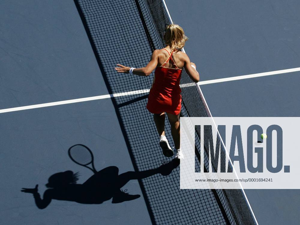 Elena Dementieva (Rußland) am Netz Tennis Damen US Open 2005, Grand Slam, WTA Tour, Hartplatz, Hardcourt, Hartplatztennis, Hartplatzturnier Einzelbild Flushing Meadow, Meadows New York, Aufmacher