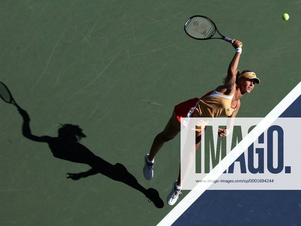 Elena Dementieva (Rußland) - Aufschlag Tennis Damen US Open 2005, Grand Slam, WTA Tour, Hartplatz, Hardcourt, Hartplatztennis, Hartplatzturnier Einzelbild Flushing Meadow, Meadows New York, Aufmacher Dynamik,