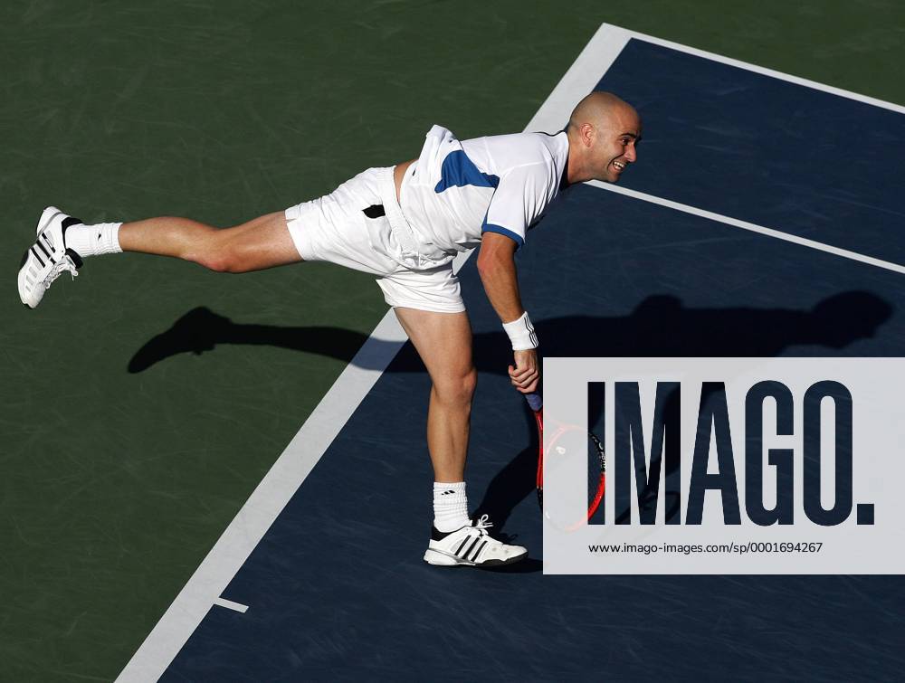 Andre Agassi (USA) - Aufschlag Tennis Herren US Open 2005, Grand Slam, ATP Tour, Hartplatz, Hardcourt, Hartplatztennis, Hartplatzturnier Einzelbild Flushing Meadow, Meadows New York Dynamik,