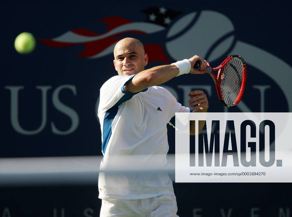 Andre Agassi (USA) - Vorhand Tennis Herren US Open 2005, Grand Slam, ATP Tour, Einzelbild Flushing Meadow, Meadows New York Dynamik,