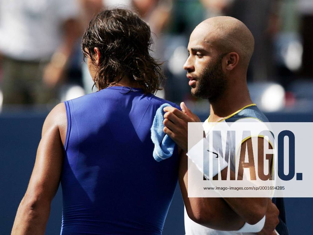 James Blake (USA, re.) nimmt die Glückwünsche von Rafael Nadal (Spanien) am Netz entgegen Tennis Herren US Open 2005, Grand Slam, ATP Tour, Gruppe Flushing Meadow, Meadows New York Harmonie,