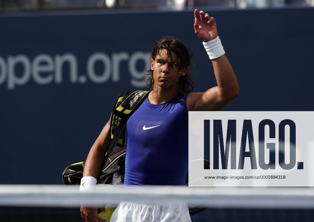 Rafael Nadal (Spanien) verabschiedet sich enttäuscht von seinen Anhängern Tennis Herren US Open 2005, Grand Slam, ATP Tour, Einzelbild Flushing Meadow, Meadows New York Enttäuschung,