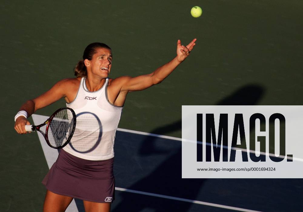 Amelie Mauresmo (Frankreich) - Aufschlag Tennis Damen US Open 2005, Grand Slam, WTA Tour, Hartplatz, Hardcourt, Hartplatztennis, Hartplatzturnier Einzelbild Flushing Meadow, Meadows New York