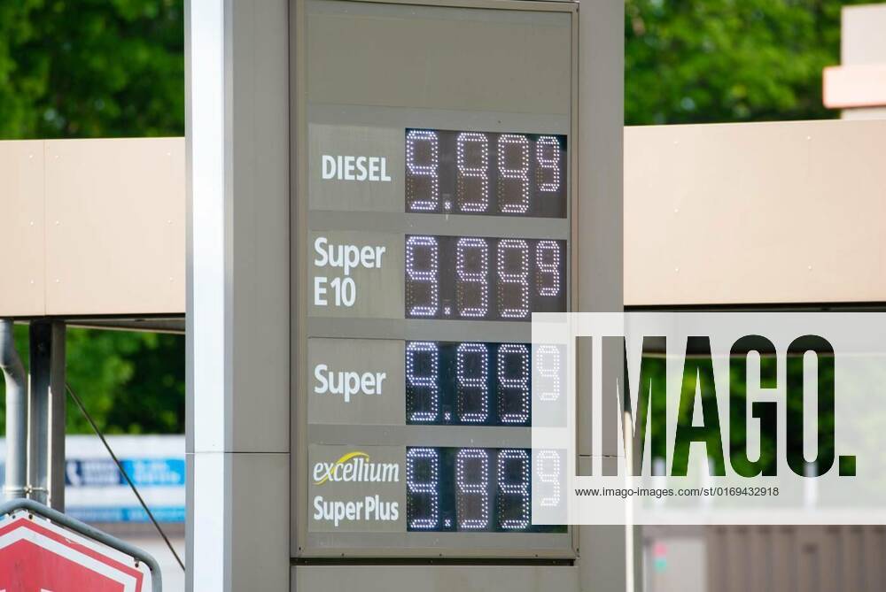IMAGO Creative: Business, Inflation und Lieferketten Display with the fuel prices for diesel and petrol, increasing costs, inflation at the gas station, Display with the fuel prices for diesel and petrol, increasing costs, inflation at the gas station, Display with the fuel prices for diesel and petrol, increasing costs, inflation at the gas station, 17.05.2022,