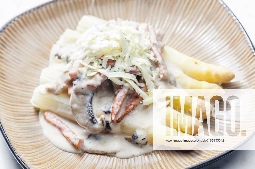 IMAGO Creative: Food, Spargel white aparagus with sauce of mushrooms and ham served with blue cheese, white aparagus with sauce of mushrooms and ham served with blue cheese, white aparagus with sauce of mushrooms and ham served with blue cheese, 30.05.2022,