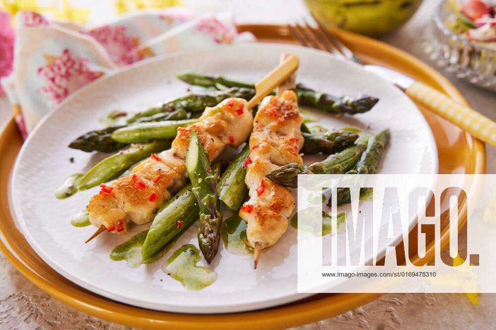 Chicken skewers with asparagus on plate, High angle of yummy chicken on wooden skewers served with fresh asparagus on plate for lunch on table, High angle of yummy chicken on wooden skewers served with fresh asparagus on plate for lunch on table, 09.06.2022,