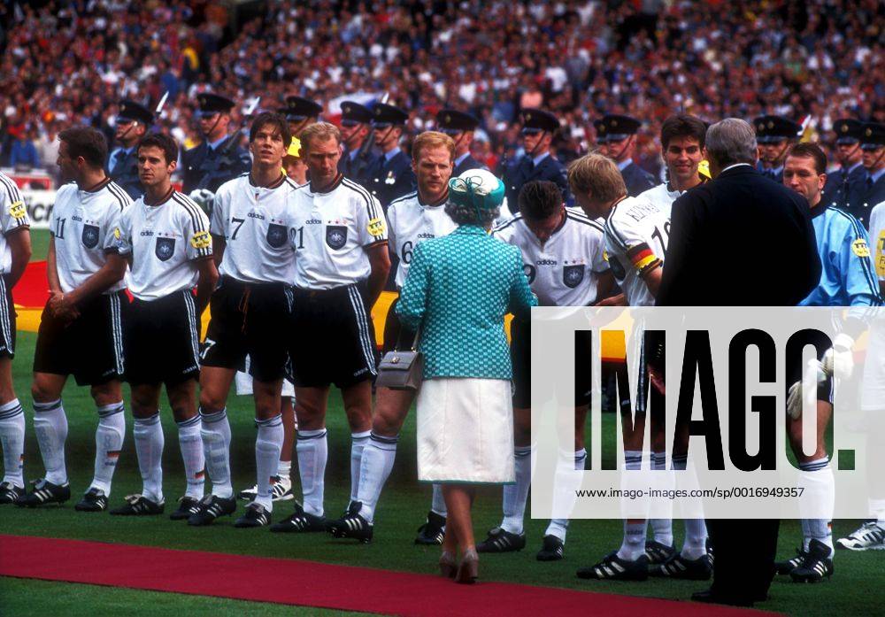 KLINSMANN Jürgen mit Königin Elisabeth vor dem Enspiel UEFA Fussball Europameisterschaften 1996 in England Fussball Finale Fussball Europameisterschaften 1996 in Wembley Tschechien-Deutschland
