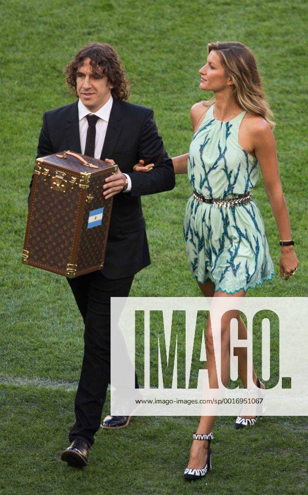 COPA2014 RIO DE JANEIRO, RJ - 13 07 2014: X GERMANY ARGENTINA - Former Spanish player Carles Puyol and Brazilian supermodel Gisele Bundchen put the bowl champion on the edge of the lawn before the match between Germany v Argentina, valid for Cup final World held at Maracana Stadium. ( x(725)xMarceloxMachadoxdexMelox x (25552) Alemanha x Argentina