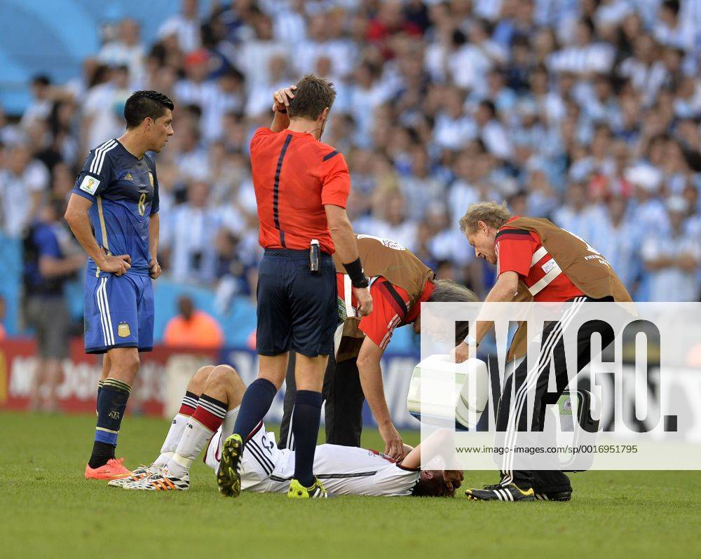 Fussball WM 2014 in Brasilien, Finale: Deutschland - Argentinien in Rio de Janeiro, Maracana Stadion. Mannschaftsarzt Dr. med. Hans-Wilhelm Müller-Wohlfahrt (Deutschland) kümmert sich um Christoph Kramer (Deutschland)