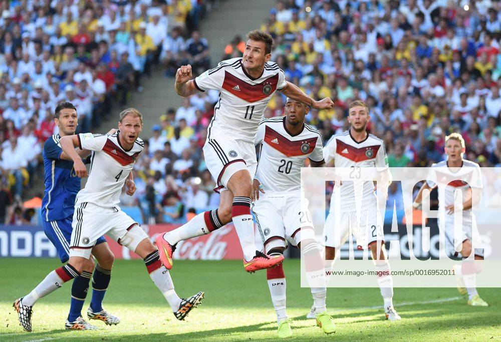 RIO DE JANEIRO, July 13, 2014 (Xinhua) -- Germany s Miroslav Klose (up) strives for a header during the final match between Germany and Argentina of 2014 FIFA World Cup at the Estadio do Maracana Stadium in Rio de Janeiro, Brazil, on July 13, 2014. (Xinhua Liu Dawei)(pcy) (SP)BRAZIL-RIO DE JANEIRO-WORLD CUP 2014-FINAL-GERMANY VS ARGENTINA