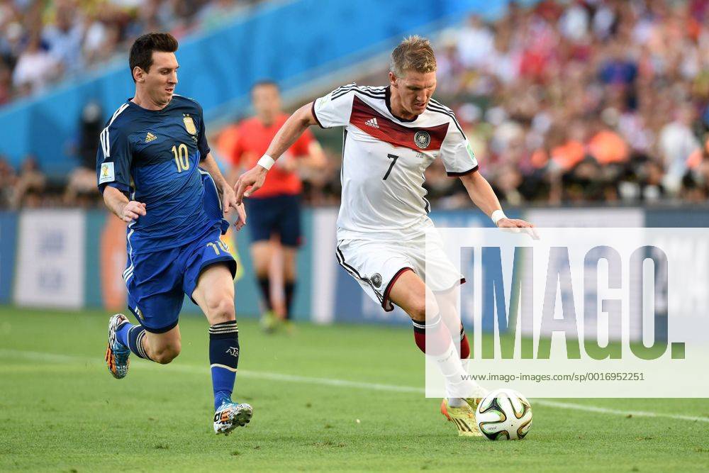FUSSBALL WM 2014 FINALE Deutschland - Argentinien 13.07.2014 Lionel Messi (li, Argentinien) gegen Bastian Schweinsteiger (re, Deutschland)
