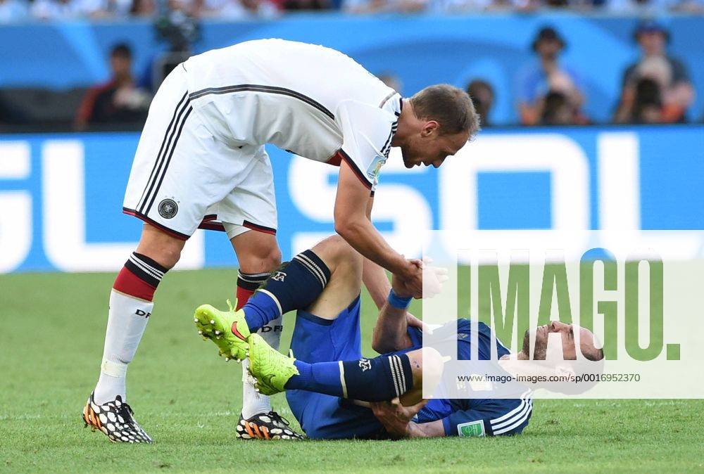 RIO DE JANEIRO, July 13, 2014 (Xinhua) -- Germany s Benedikt Howedes (L) speaks with Argentina s Pablo Zabaleta during the final match between Germany and Argentina of 2014 FIFA World Cup at the Estadio do Maracana Stadium in Rio de Janeiro, Brazil, on July 13, 2014. (Xinhua Liu Dawei)(pcy) (SP)BRAZIL-RIO DE JANEIRO-WORLD CUP 2014-FINAL-GERMANY VS ARGENTINA