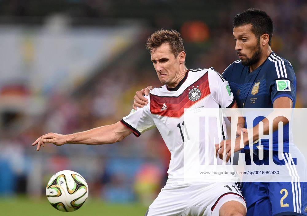 FUSSBALL WM 2014 FINALE Deutschland - Argentinien 13.07.2014 Miroslav Klose (li, Deutschland) gegen Ezequiel Garay (re, Argentinien)