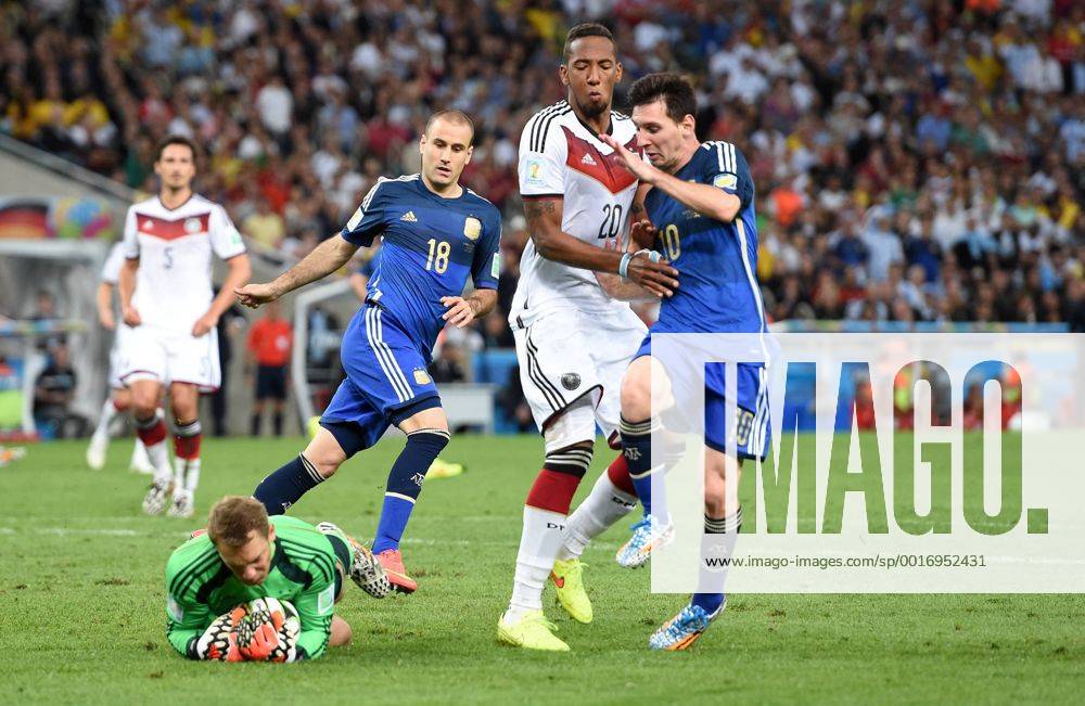 FUSSBALL WM 2014 FINALE Deutschland - Argentinien 13.07.2014 Torwart Manuel Neuer (am Boden, Deutschland) kann vor Rodrigo Palacio (li) und Lionel Messi (re, beide Argentinien) retten. Jerome Boateng (Mitte, Deutschland) hilft in der Mitte mit