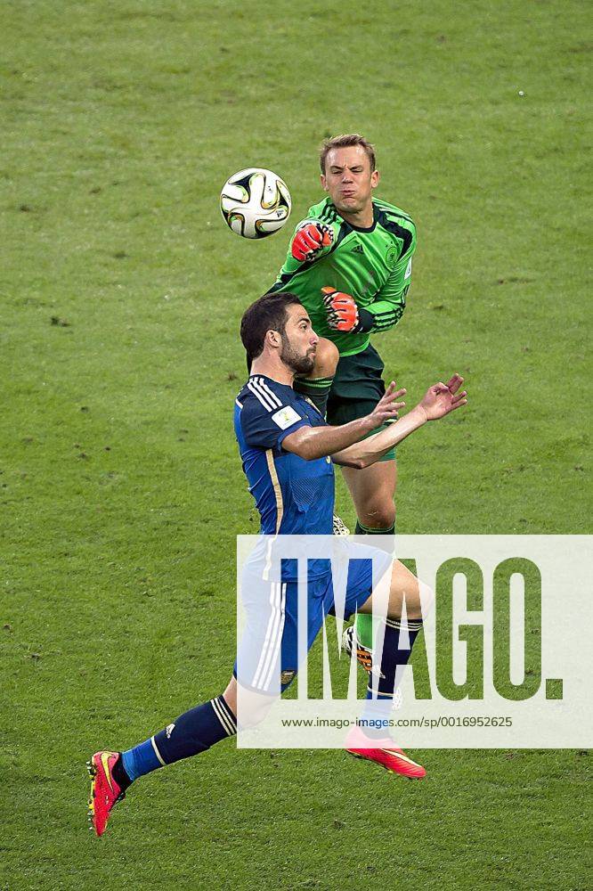 24130714ZDI_GER_ARG_NEUER Action photo during the Germany vs Argentina, Match Numero 64, Corresponding to the Grand Final FIFA World Cup 2014, on the picture: 1 Manuel Neuer 9 Gonzalo HIGUAIN 13 07 2014 MARTINEZx