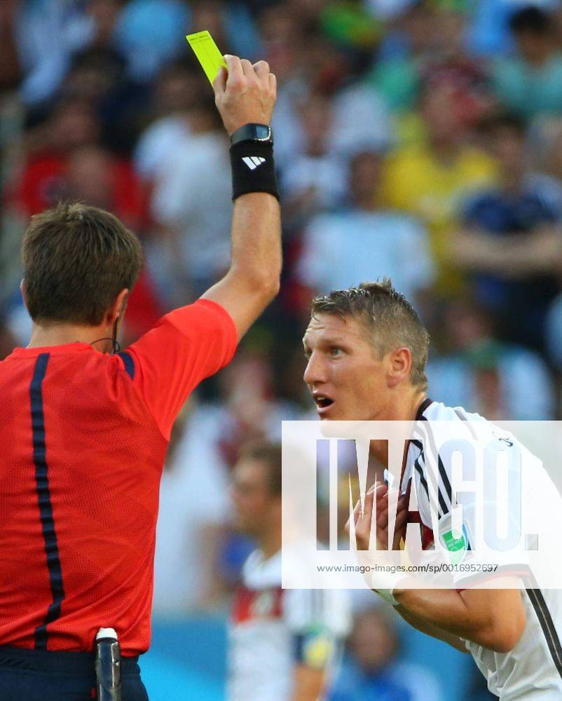 ITAR-TASS: RIO-DE-JANEIRO, BRAZIL. JULY 13, 2014. Germany s Bastian Schweinsteiger receives a yellow card from the referee in the 2014 FIFA World Cup final against Argentina at Maracana Stadium. premiumd Aufmacher RE14A1DE