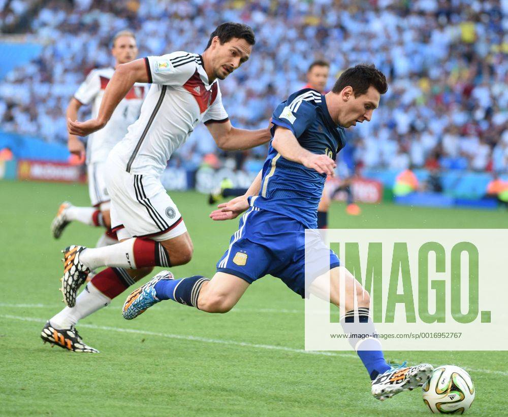 RIO DE JANEIRO, July 13, 2014 (Xinhua) -- Argentina s Lionel Messi (R) runs with the ball during the final match between Germany and Argentina of 2014 FIFA World Cup at the Estadio do Maracana Stadium in Rio de Janeiro, Brazil, on July 13, 2014. (Xinhua Liu Dawei)(pcy) (SP)BRAZIL-RIO DE JANEIRO-WORLD CUP 2014-FINAL-GERMANY VS ARGENTINA