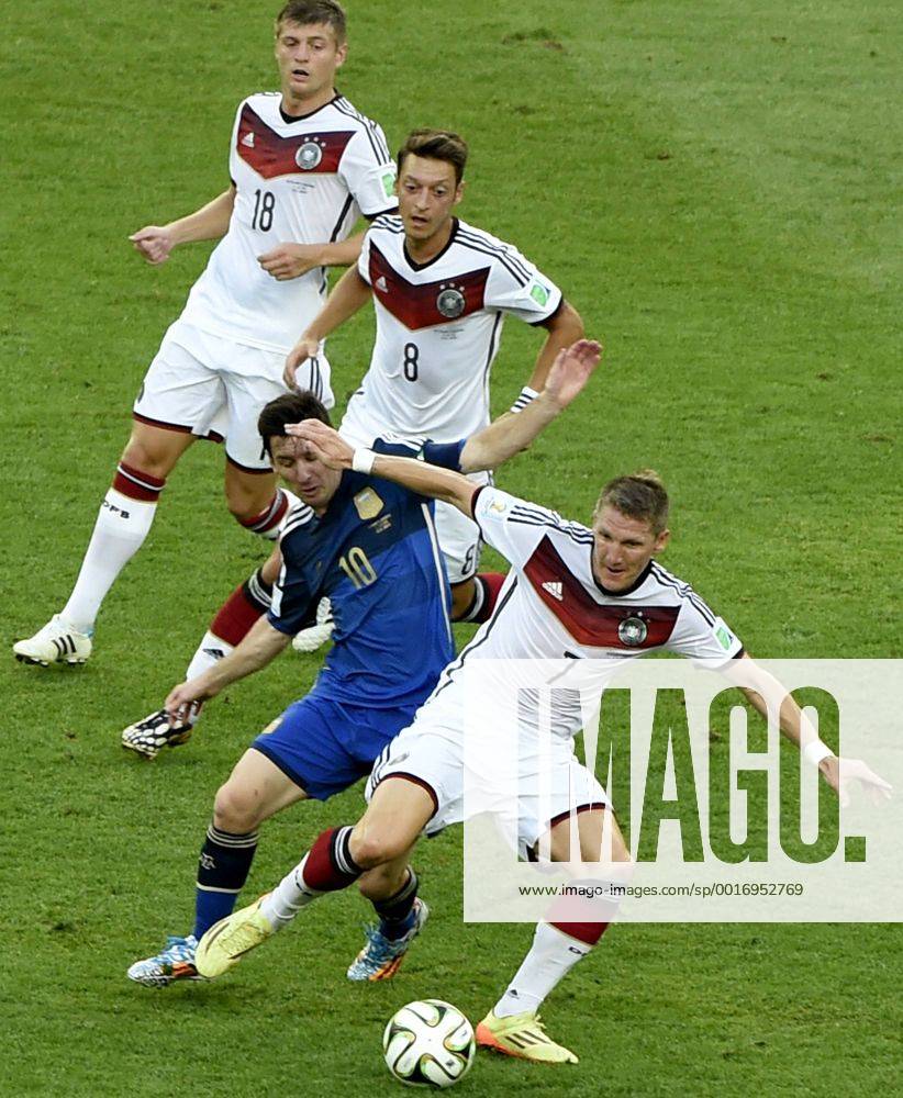 RIO DE JANEIRO, July 13, 2014 (Xinhua) -- Germany s Toni Kroos (No.18), Mesut Ozil (No.8) and Bastian Schweinsteiger (No.7) vie for the ball with Argentina s Lionel Messi during the final match between Germany and Argentina of 2014 FIFA World Cup at the Estadio do Maracana Stadium in Rio de Janeiro, Brazil, on July 13, 2014. (Xinhua Lui Siu Wai)(rh) (SP)BRAZIL-RIO DE JANEIRO-WORLD CUP 2014-FINAL-GERMANY VS ARGENTINA