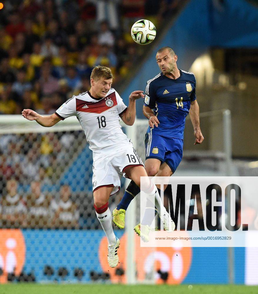 FUSSBALL WM 2014 FINALE Deutschland - Argentinien 13.07.2014 Toni Kroos (li, Deutschland) gegen Javier Mascherano (re, Argentinien)