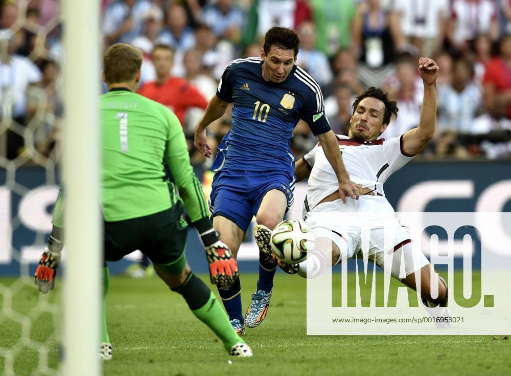 RIO DE JANEIRO, July 13, 2014 (Xinhua) -- Germany s Mats Hummels (R) and goalkeeper Manuel Neuer (L) defend against Argentina s Lionel Messi during the final match between Germany and Argentina of 2014 FIFA World Cup at the Estadio do Maracana Stadium in Rio de Janeiro, Brazil, on July 13, 2014. (Xinhua Qi Heng)(pcy) (SP)BRAZIL-RIO DE JANEIRO-WORLD CUP 2014-FINAL-GERMANY VS ARGENTINA