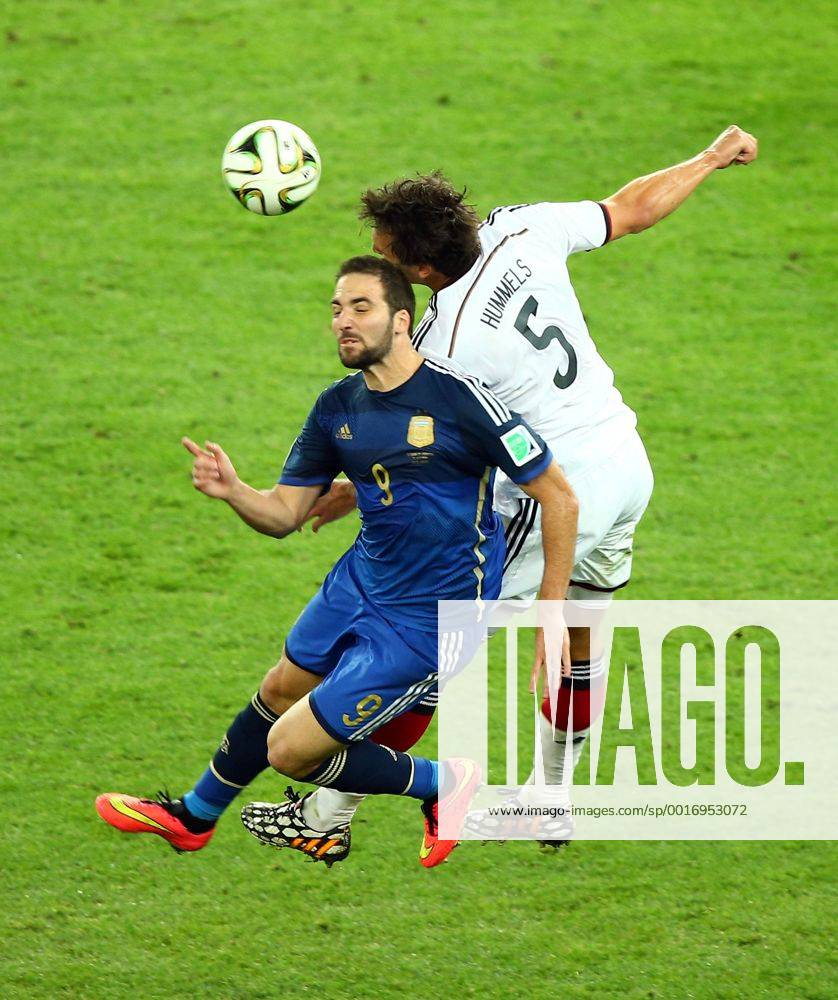 RIO DE JANEIRO, July 13, 2014 (Xinhua) -- Germany s Mats Hummels competes for a header with Argentina s Gonzalo Higuain during the final match between Germany and Argentina of 2014 FIFA World Cup at the Estadio do Maracana Stadium in Rio de Janeiro, Brazil, on July 13, 2014. (Xinhua Chen Jianli)(rh) (SP)BRAZIL-RIO DE JANEIRO-WORLD CUP 2014-FINAL-GERMANY VS ARGENTINA